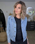 Veste en jean avec inscriptions perlées au dos