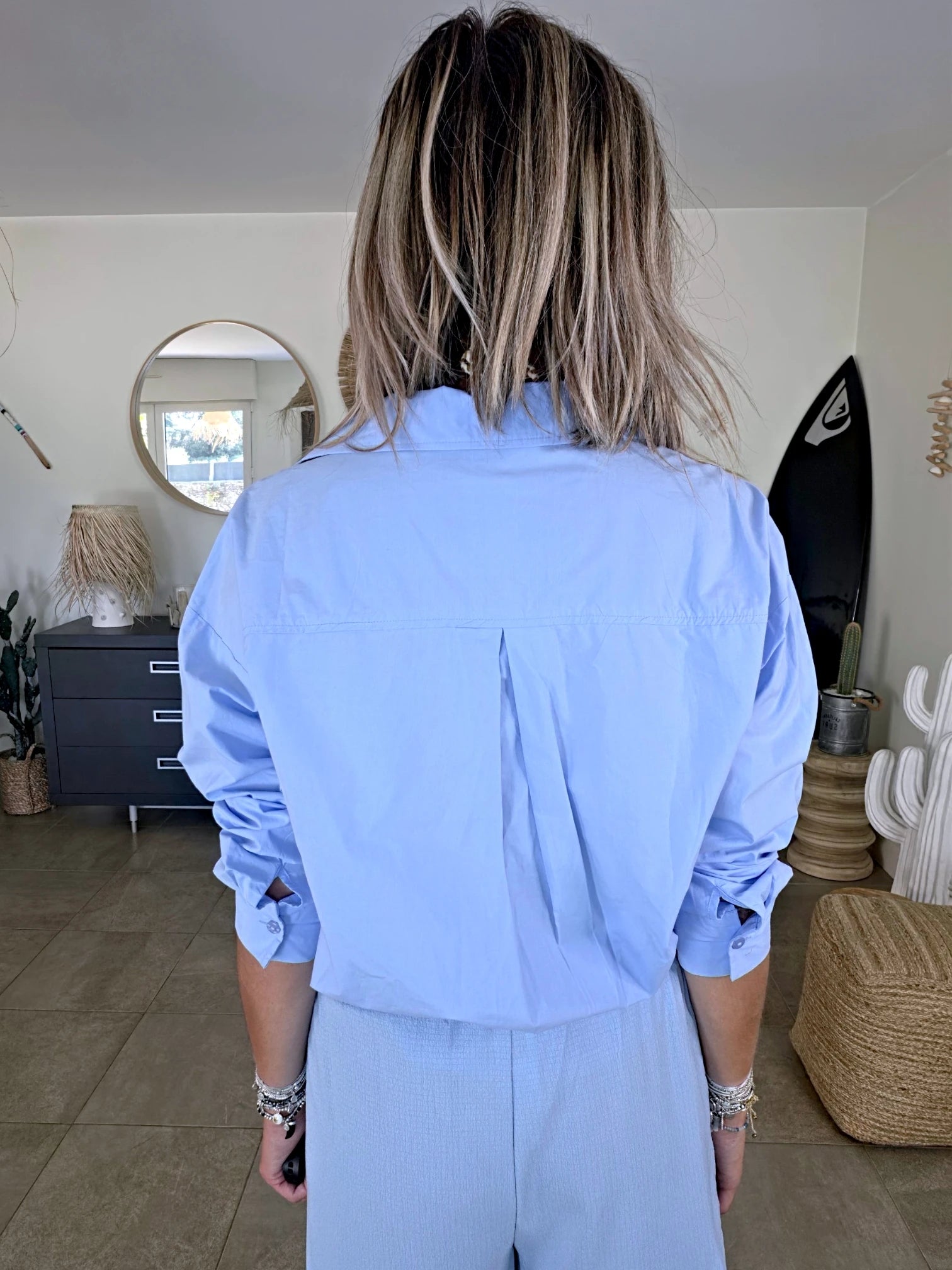 Chemise bleu ciel à palmiers orange fluo