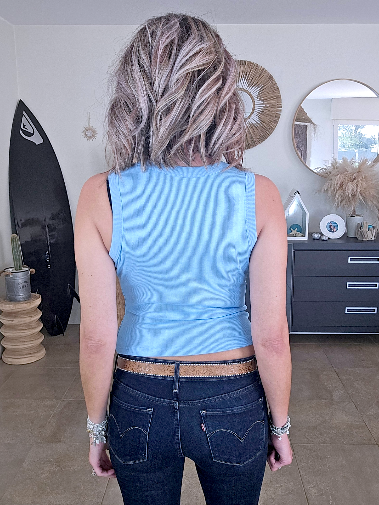 Débardeur bleu à encolure cloutée - 𝐌𝐚𝐫𝐢𝐧𝐚𝟒𝟒𝐟𝐚𝐦𝐢𝐥𝐲