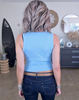 Débardeur bleu à encolure cloutée - 𝐌𝐚𝐫𝐢𝐧𝐚𝟒𝟒𝐟𝐚𝐦𝐢𝐥𝐲