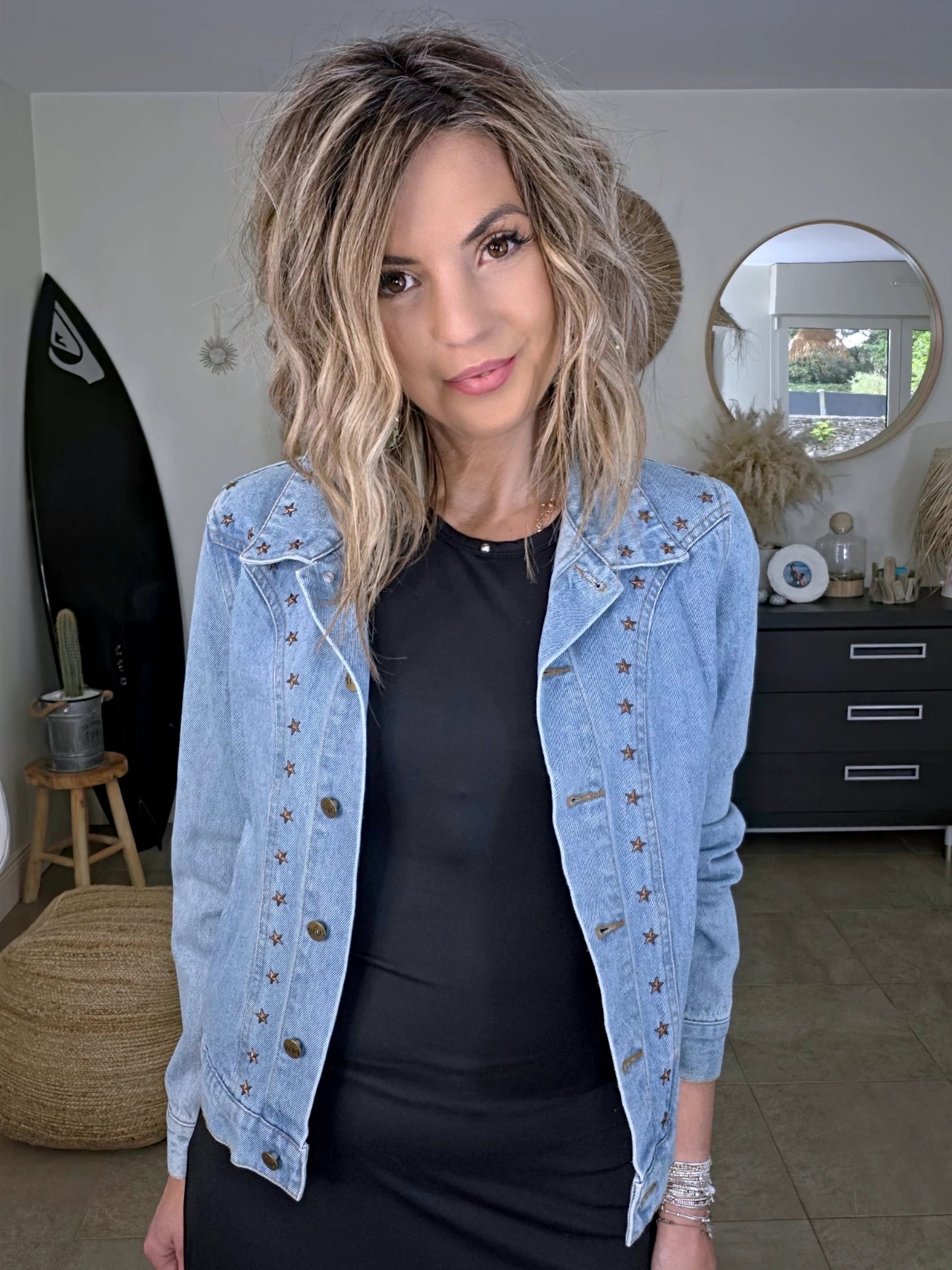 Veste en jean avec inscriptions perlées au dos
