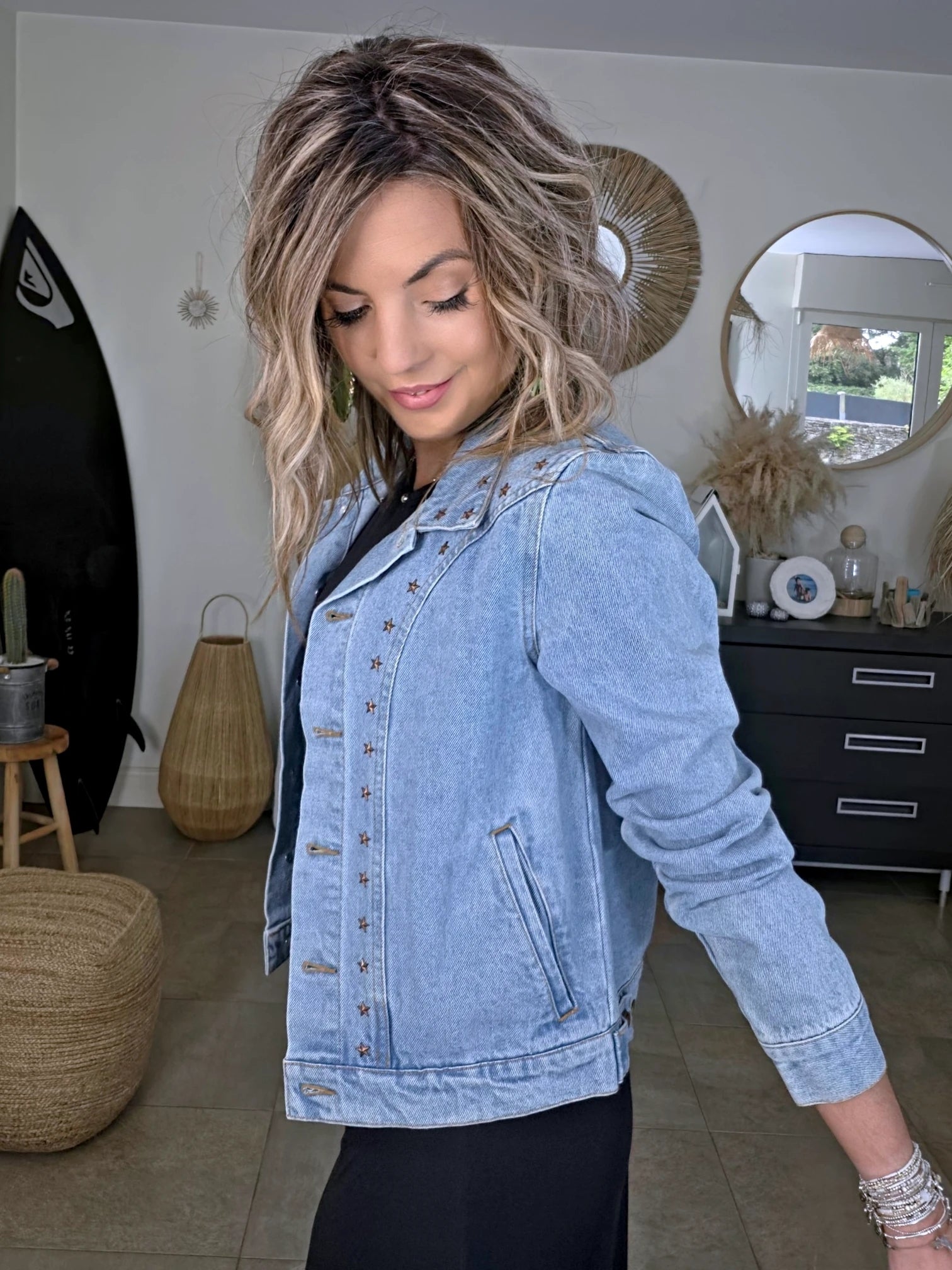 Veste en jean avec inscriptions perlées au dos
