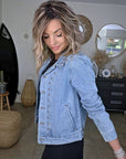 Veste en jean avec inscriptions perlées au dos
