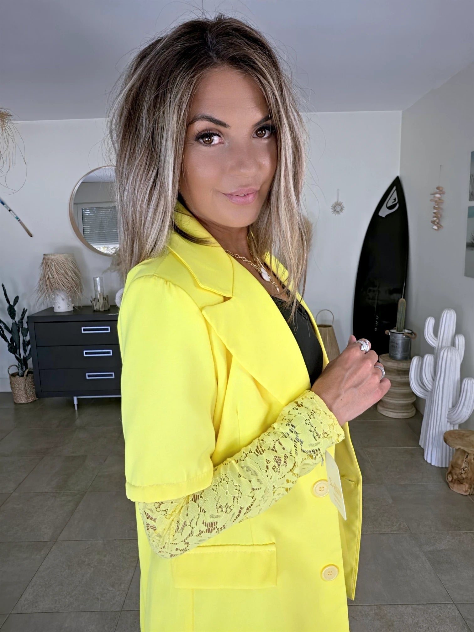 Veste soleil aux manches en dentelle
