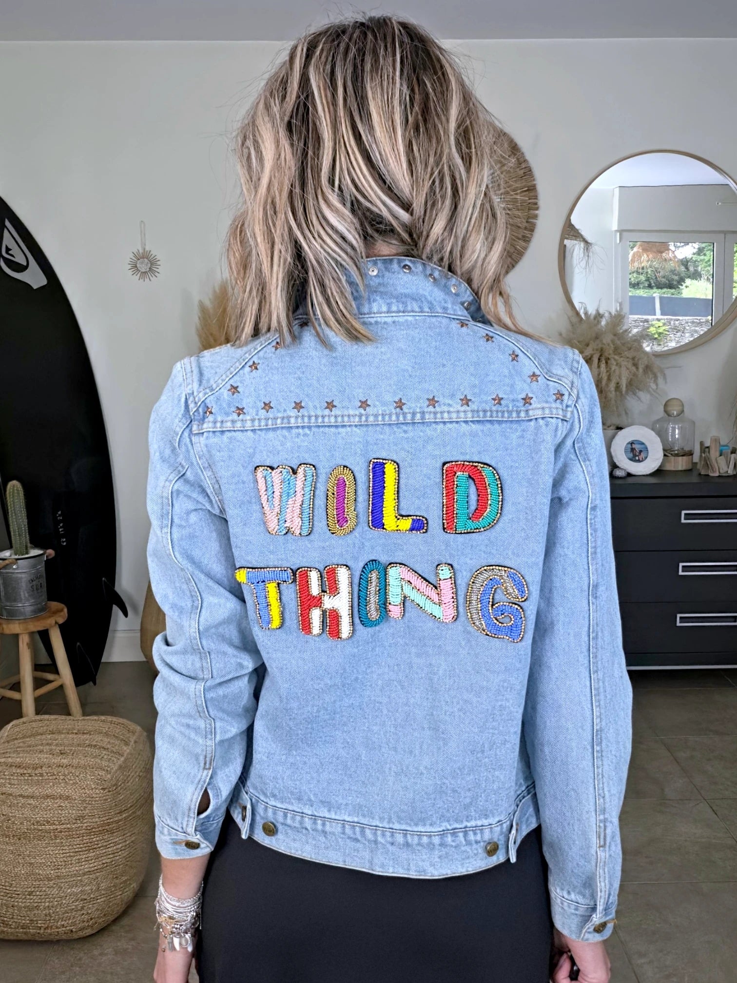 Veste en jean avec inscriptions perlées au dos