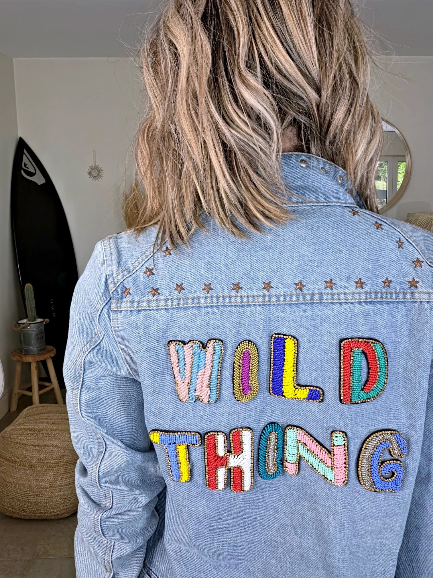 Veste en jean avec inscriptions perlées au dos