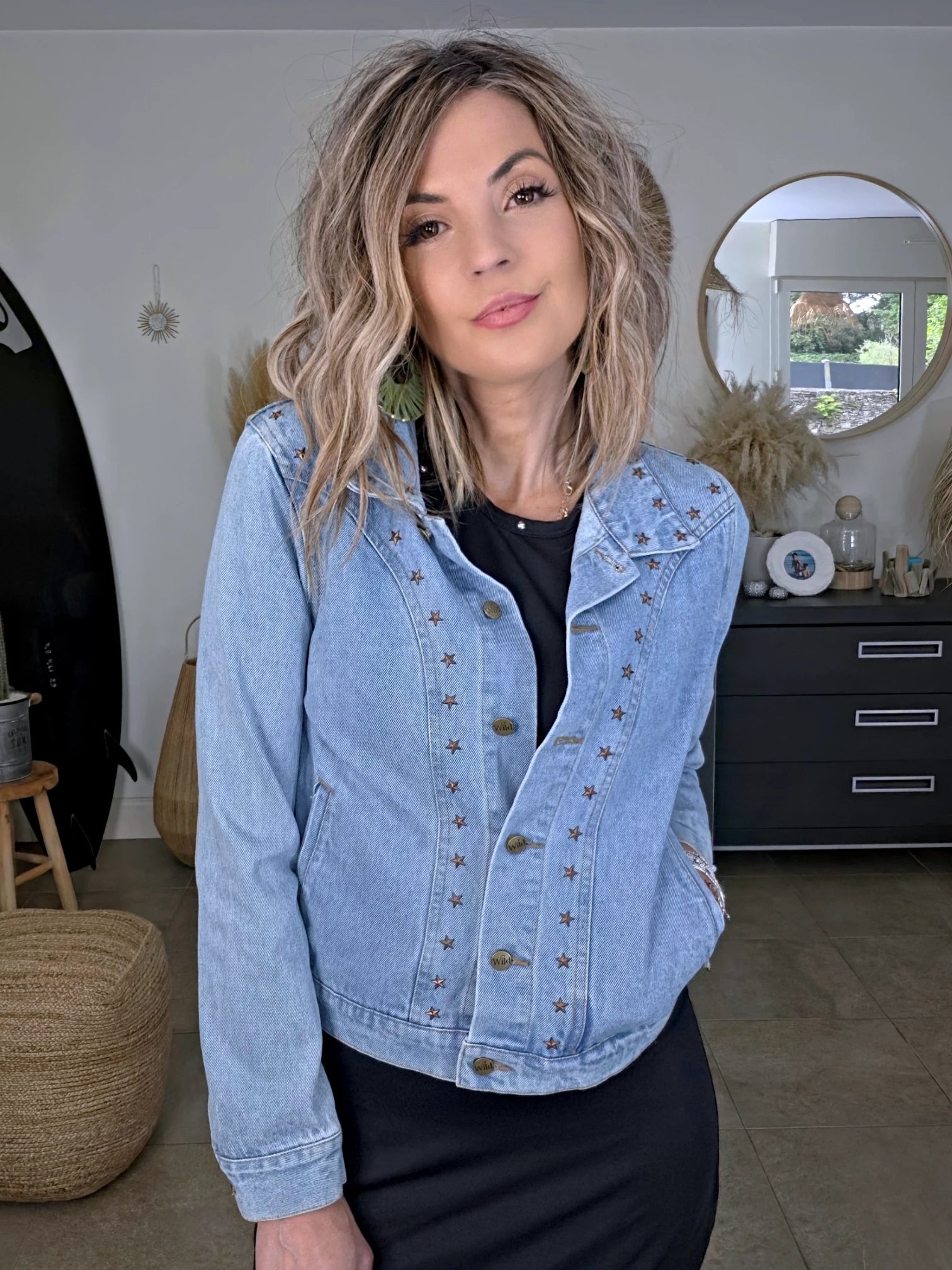 Veste en jean avec inscriptions perlées au dos
