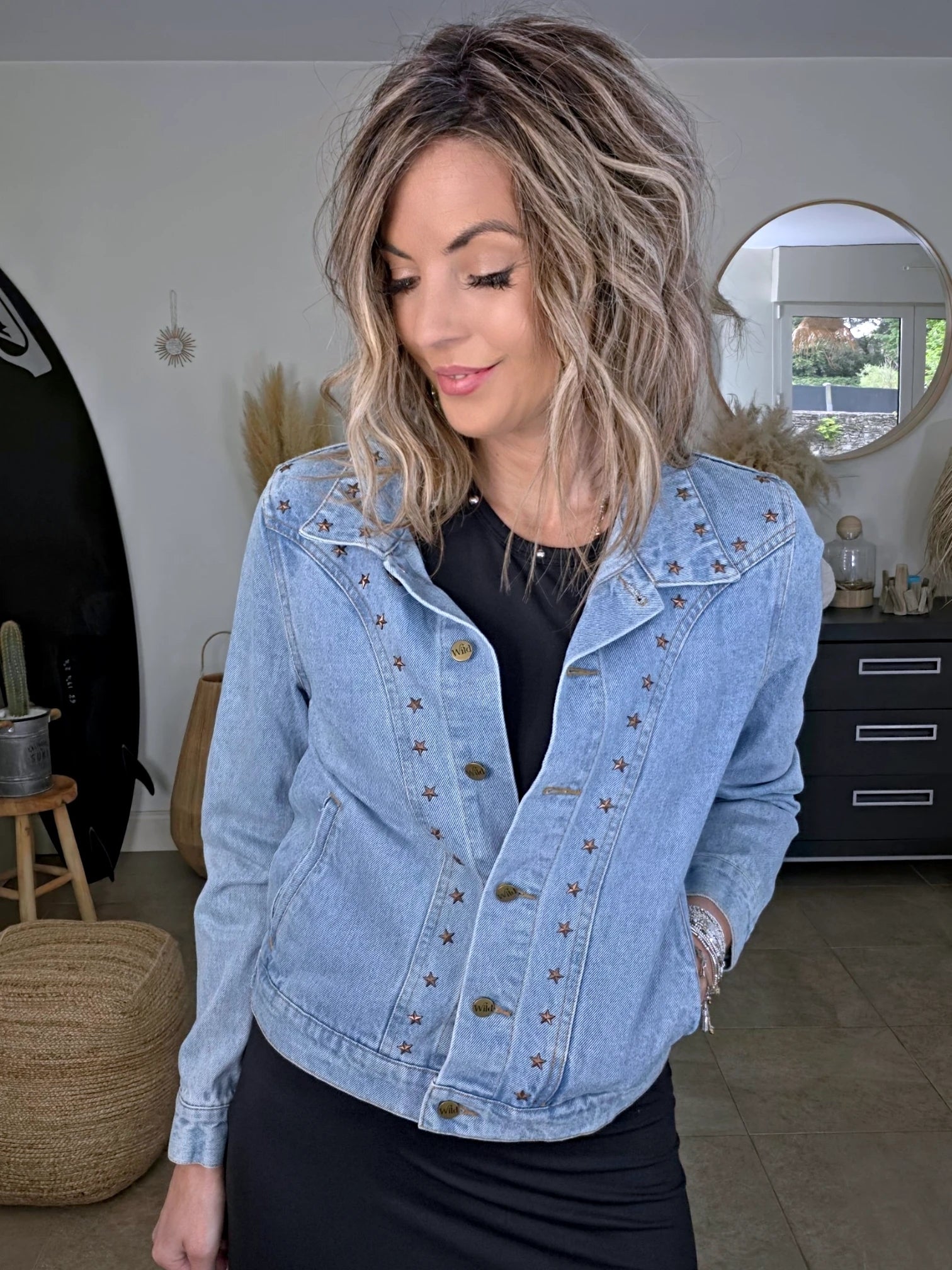 Veste en jean avec inscriptions perlées au dos