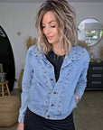 Veste en jean avec inscriptions perlées au dos