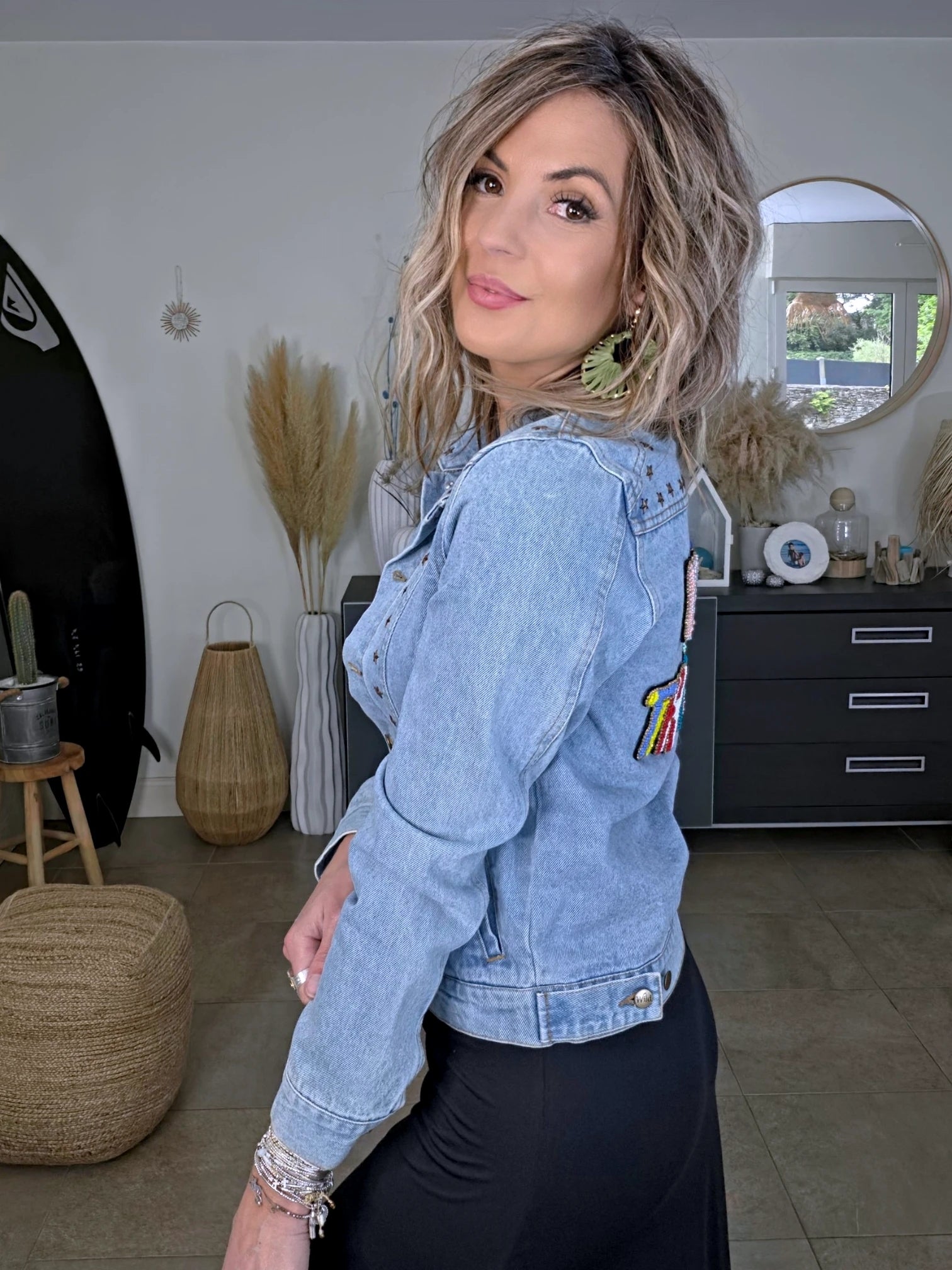 Veste en jean avec inscriptions perlées au dos