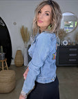 Veste en jean avec inscriptions perlées au dos