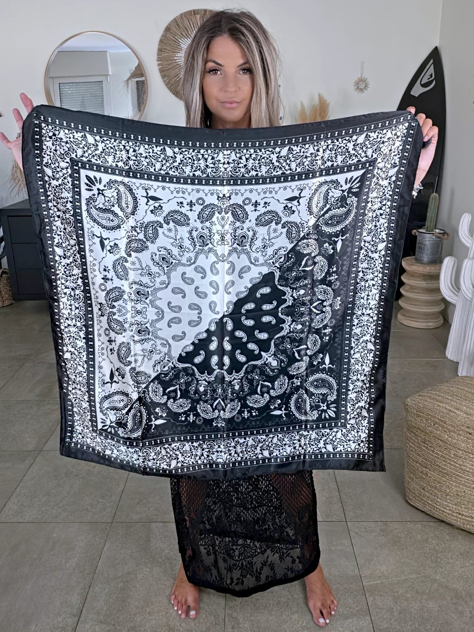 Foulard noir à imprimé bandana