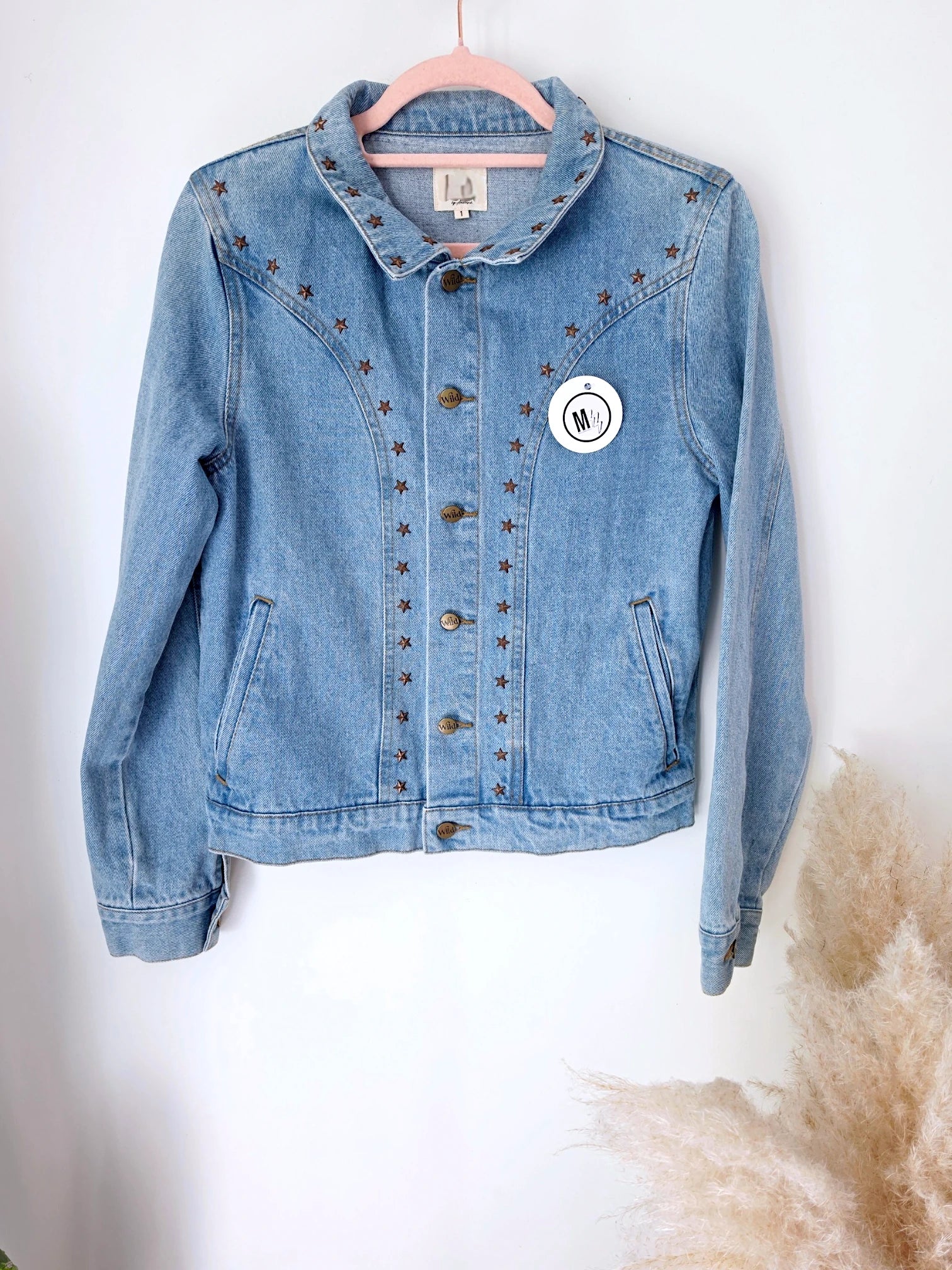 Veste en jean avec inscriptions perlées au dos