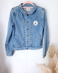 Veste en jean avec inscriptions perlées au dos
