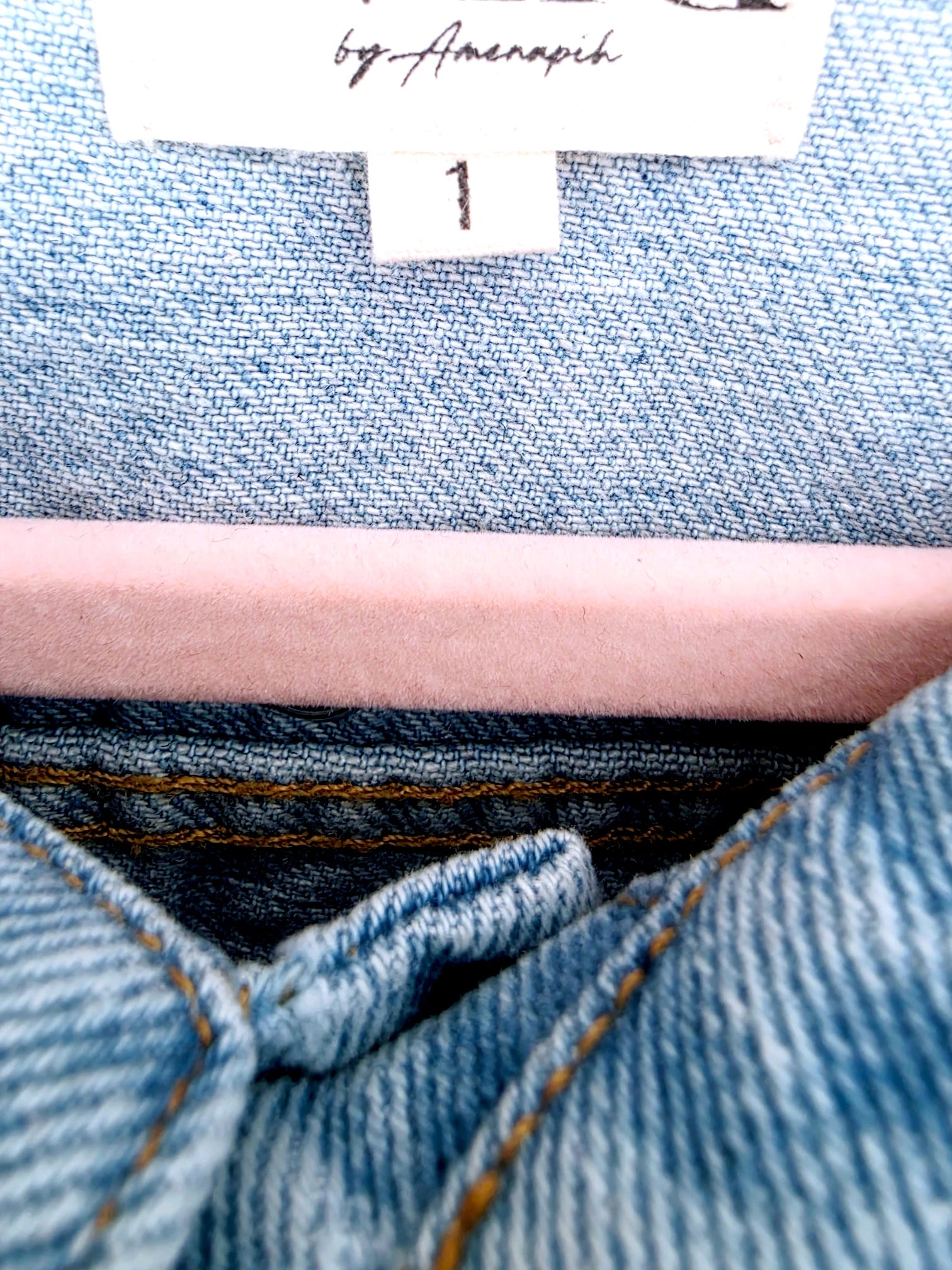 Veste en jean avec inscriptions perlées au dos