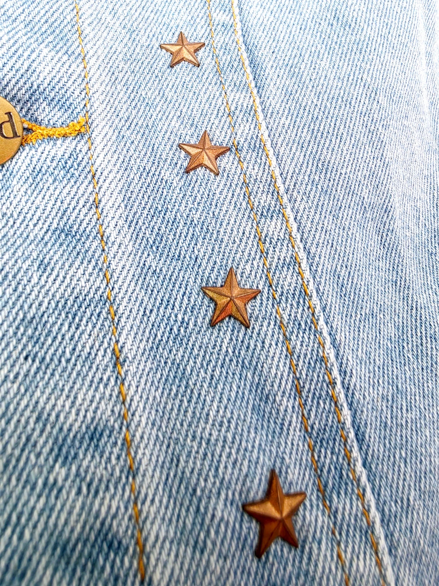 Veste en jean avec inscriptions perlées au dos
