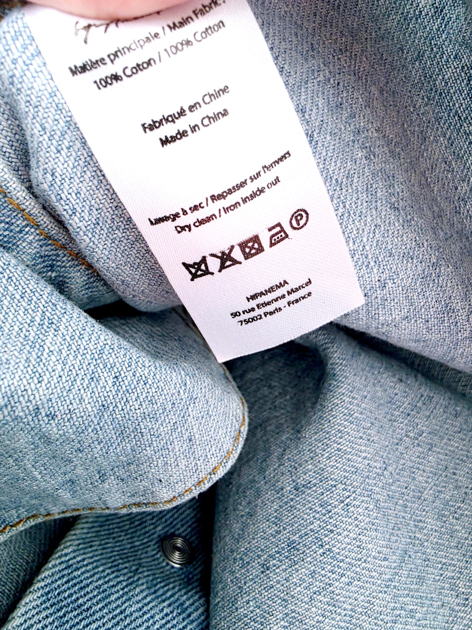 Veste en jean avec inscriptions perlées au dos