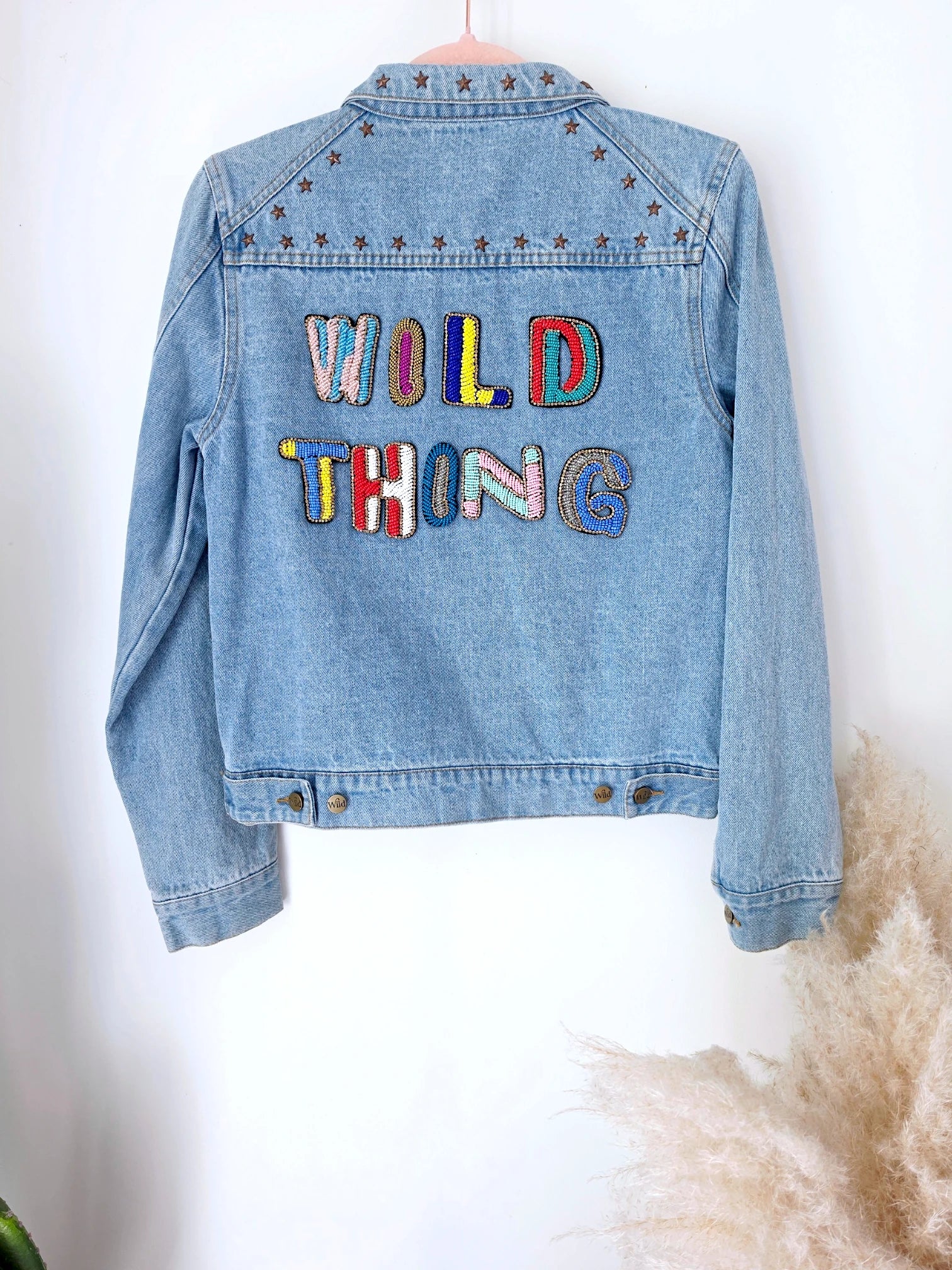 Veste en jean avec inscriptions perlées au dos