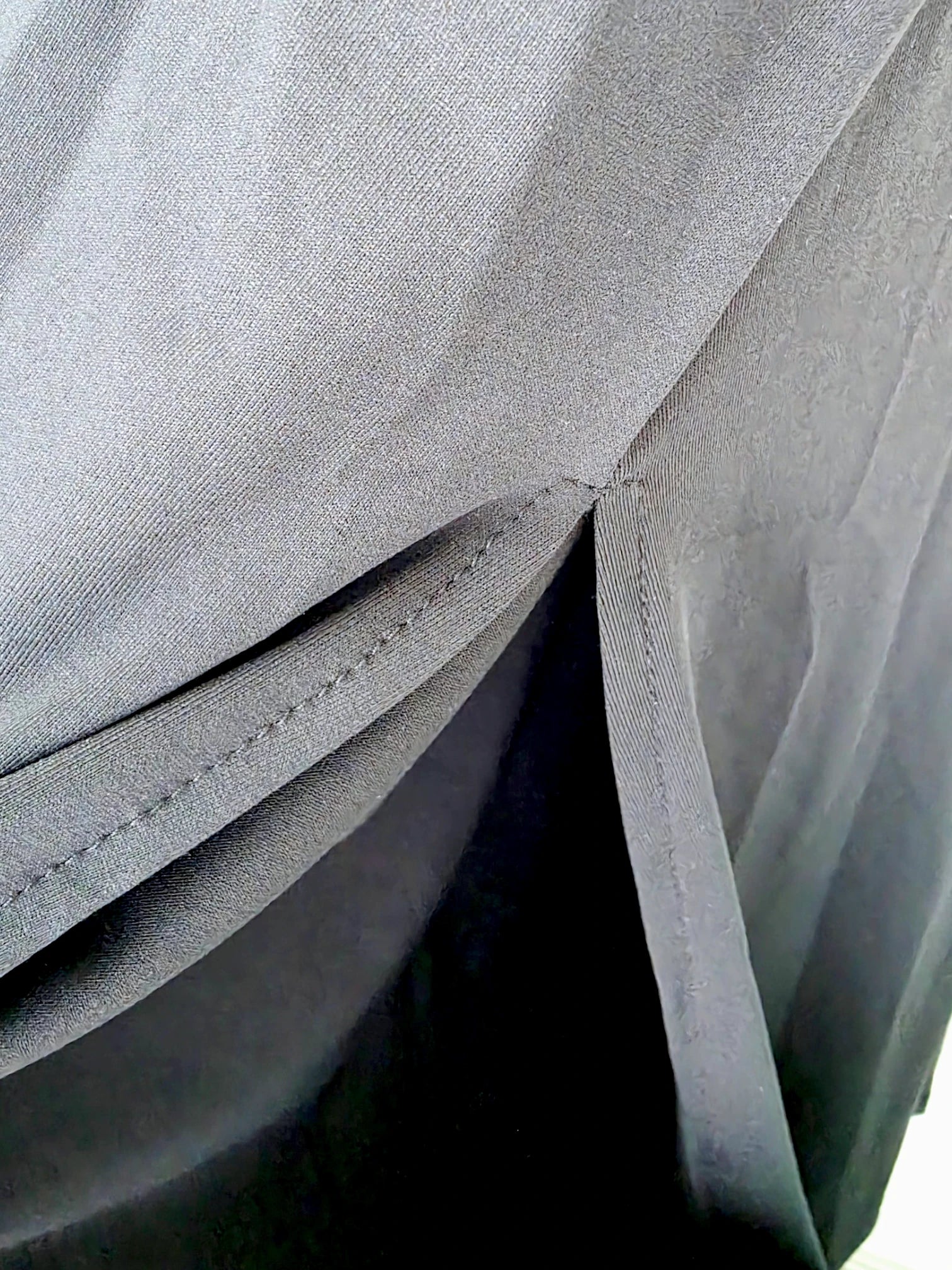 Robe longue noire cloutée