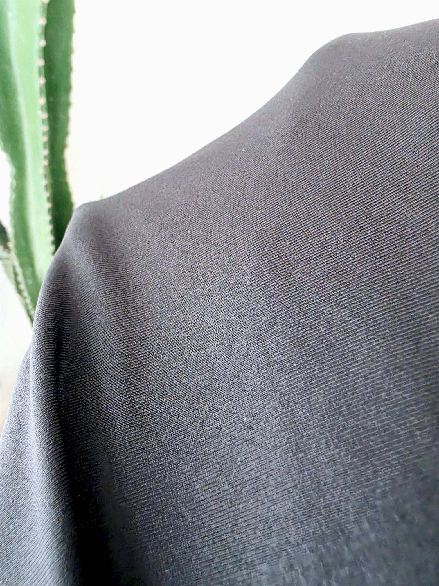 Robe longue noire cloutée
