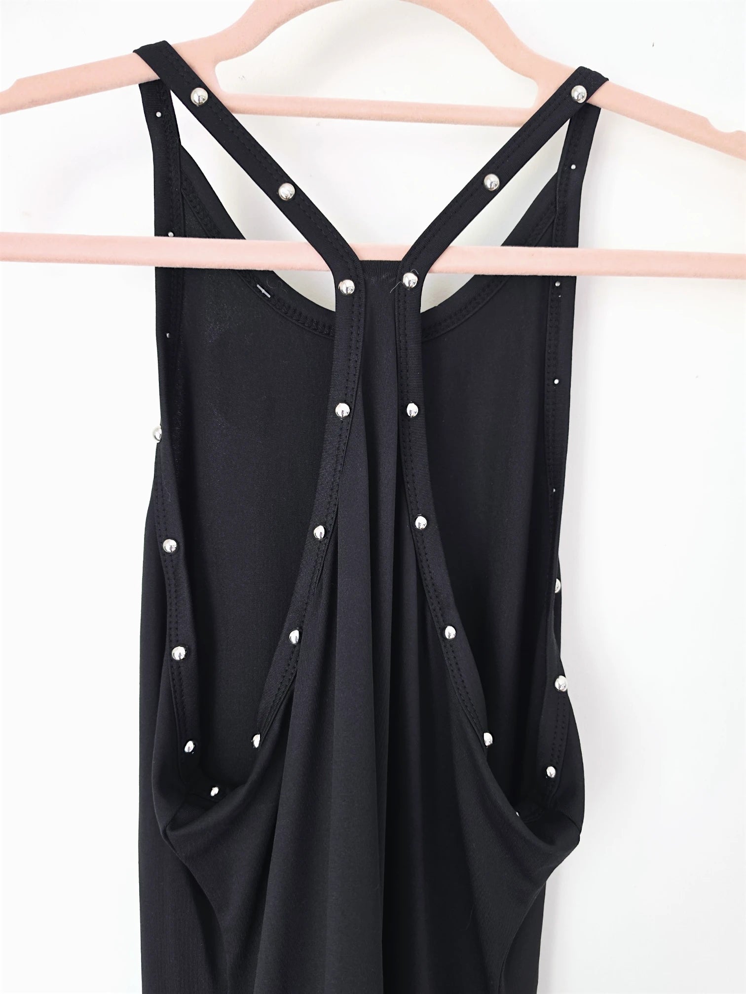 Robe longue noire cloutée