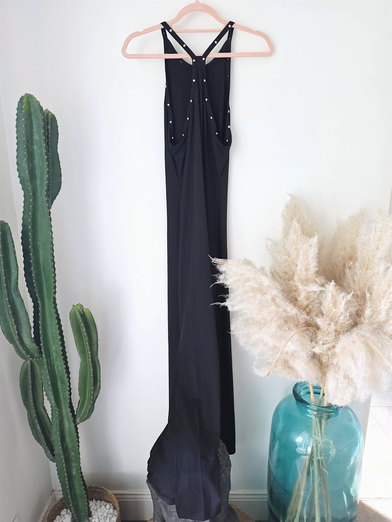 Robe longue noire cloutée