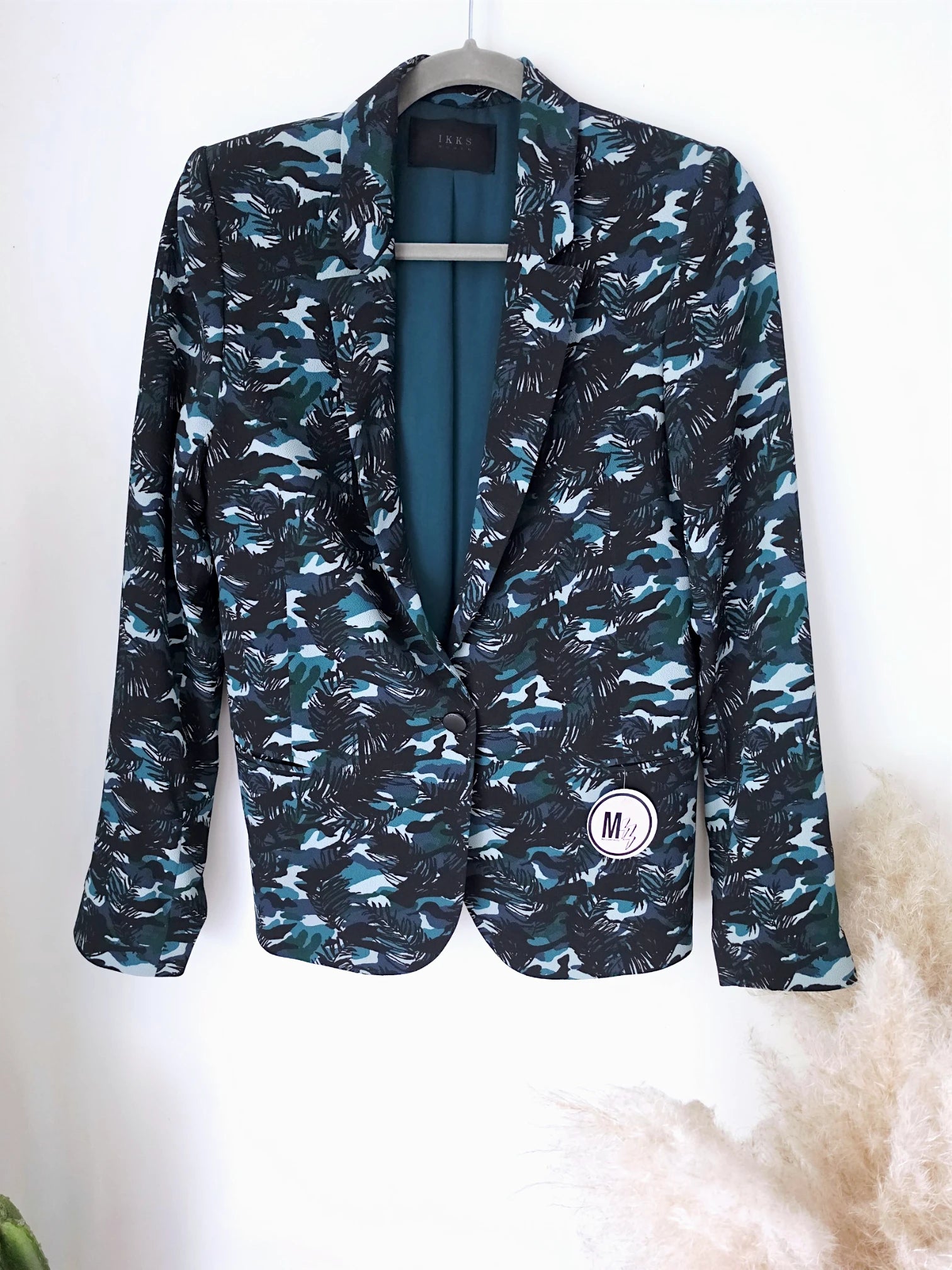 Veste cintrée à imprimé camouflage