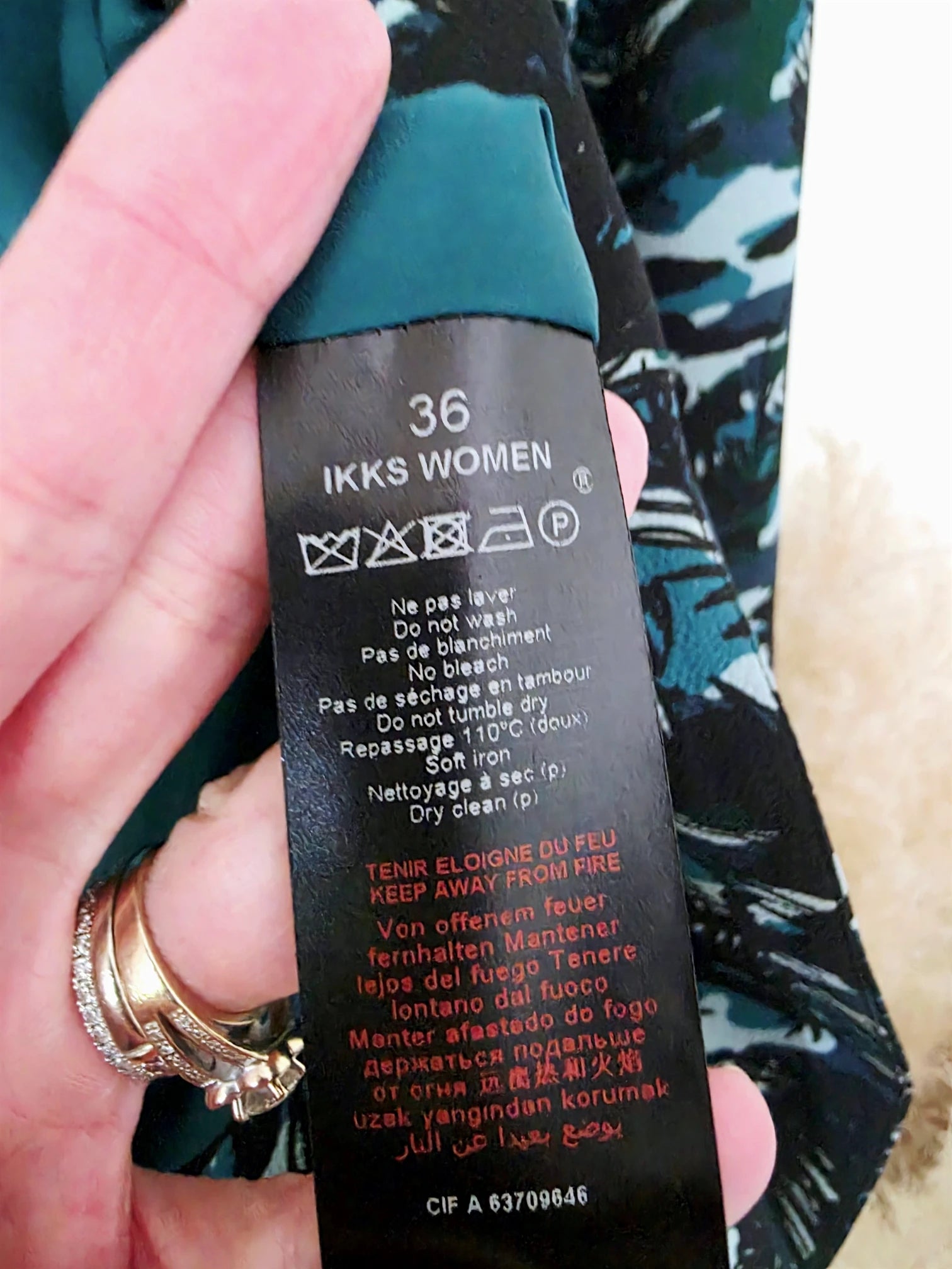 Veste cintrée à imprimé camouflage