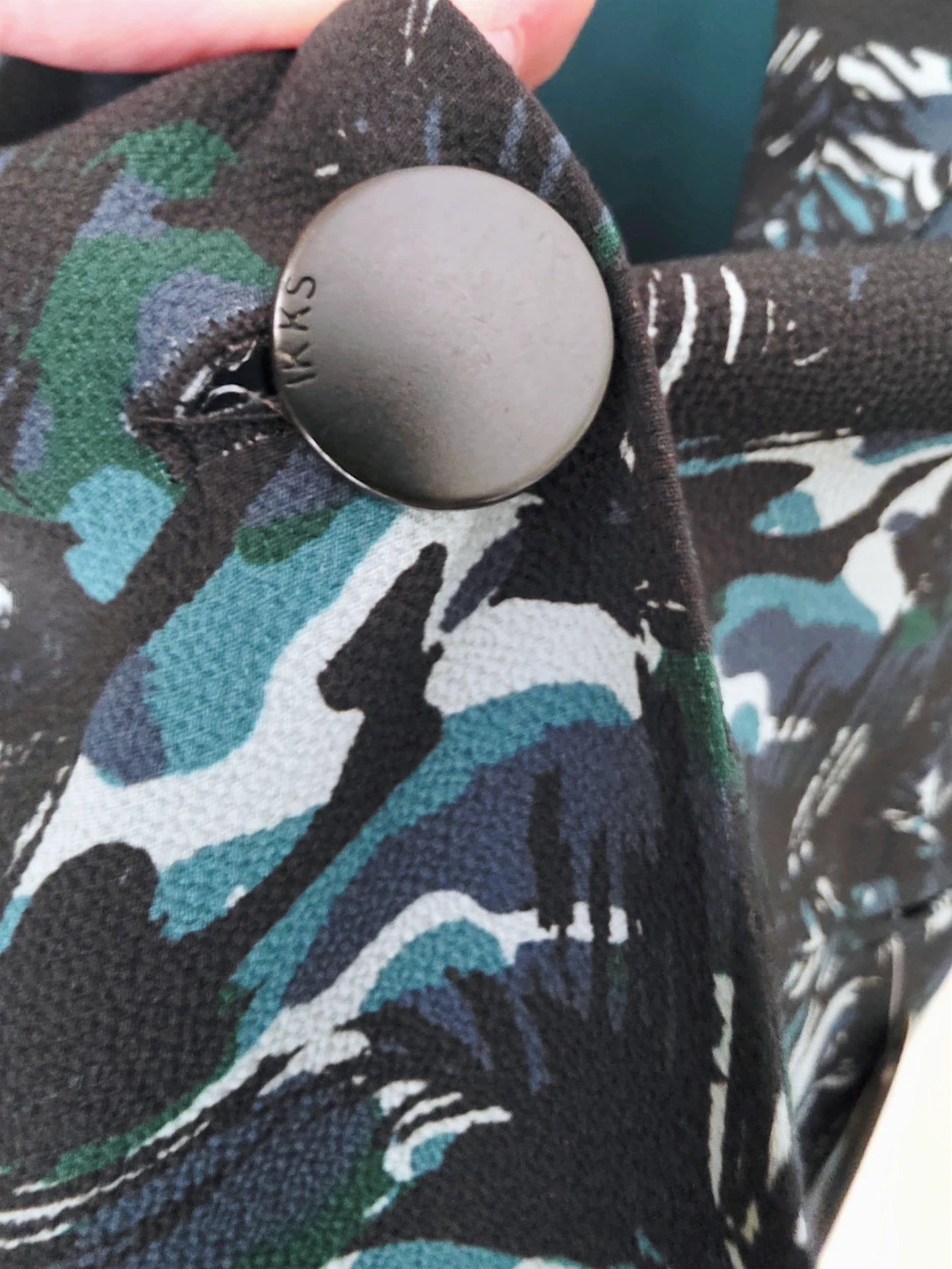 Veste cintrée à imprimé camouflage