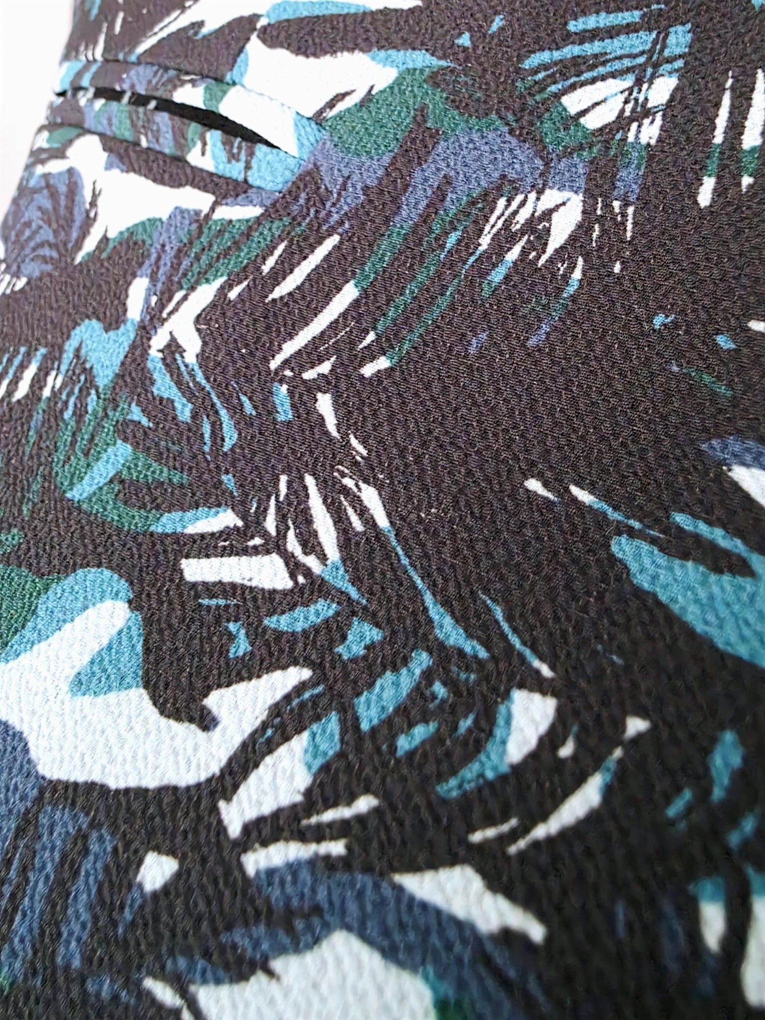 Veste cintrée à imprimé camouflage