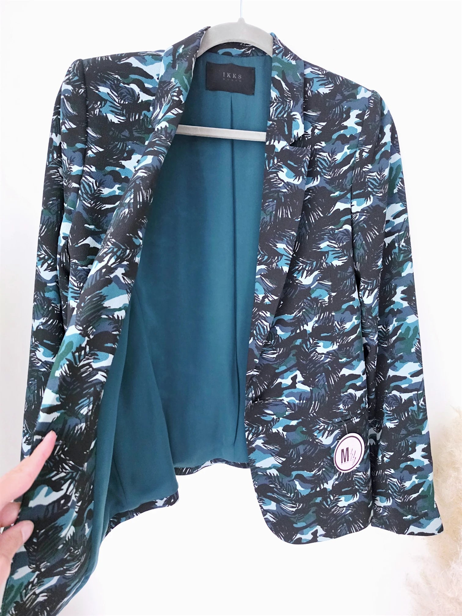 Veste cintrée à imprimé camouflage