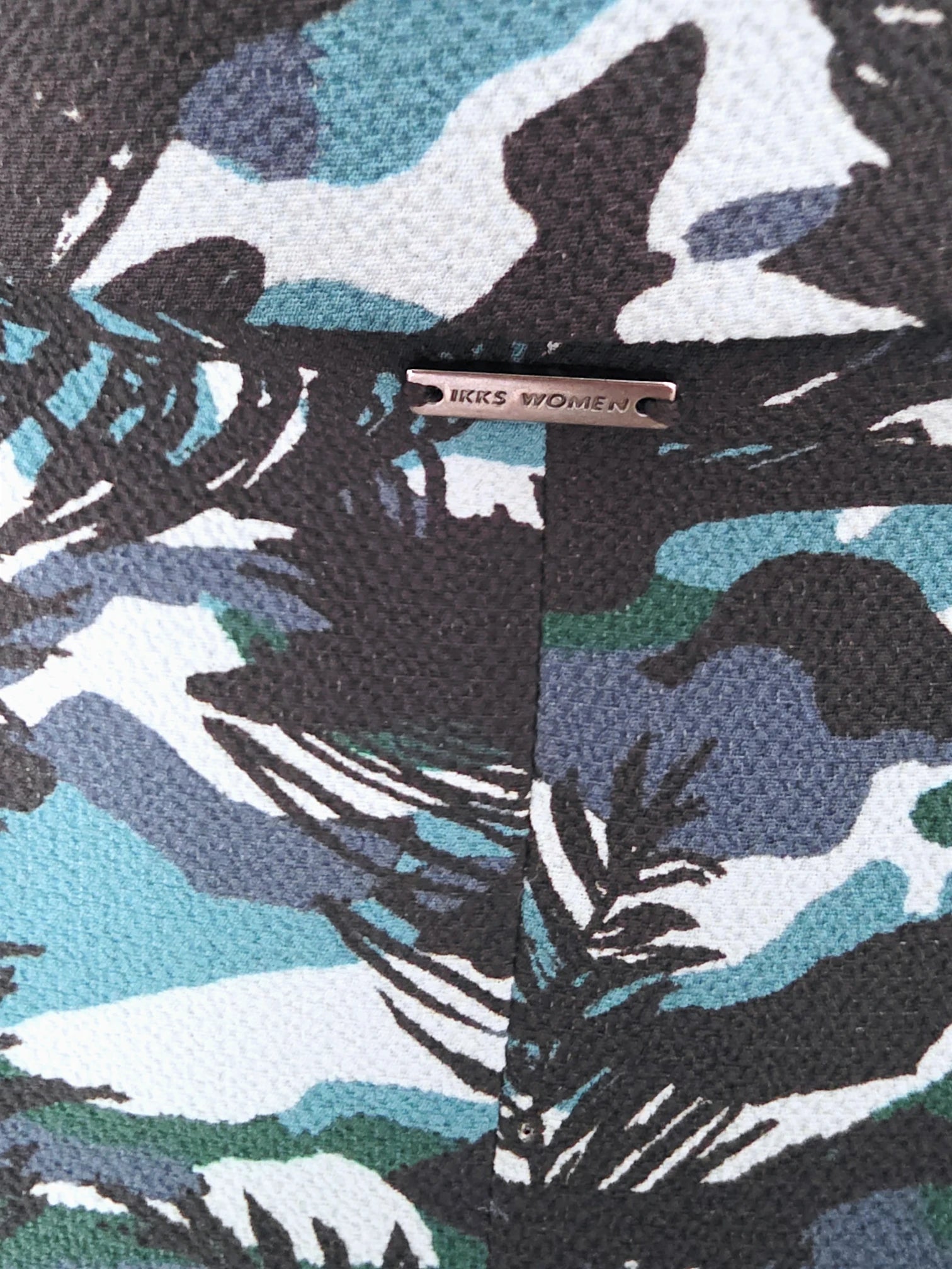 Veste cintrée à imprimé camouflage