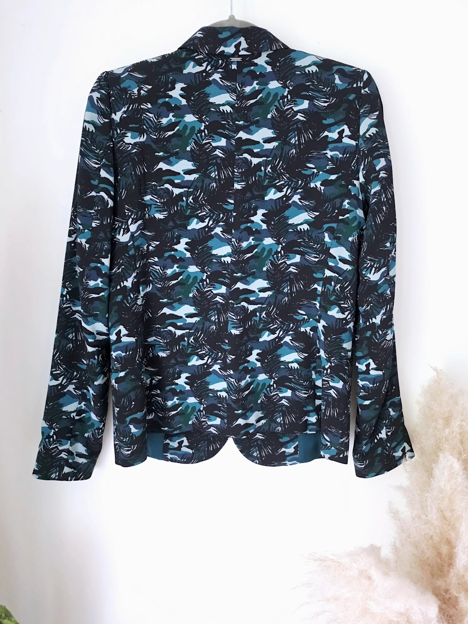 Veste cintrée à imprimé camouflage