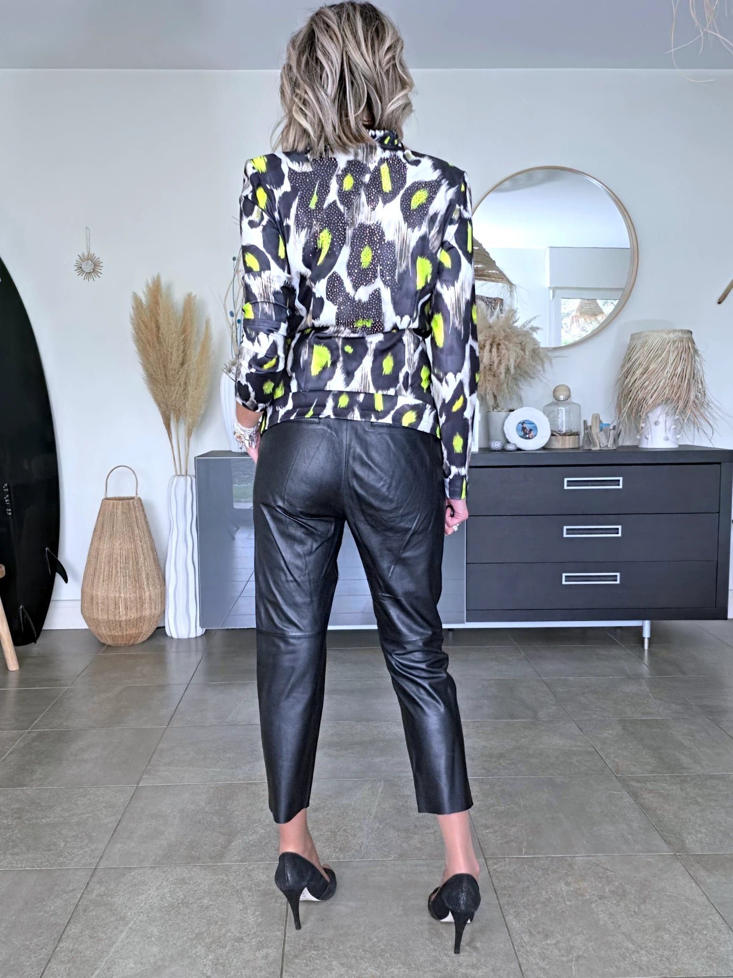 Veste cintrée noire à imprimé léopard jaune fluo - 𝐌𝐚𝐫𝐢𝐧𝐚𝟒𝟒𝐟𝐚𝐦𝐢𝐥𝐲