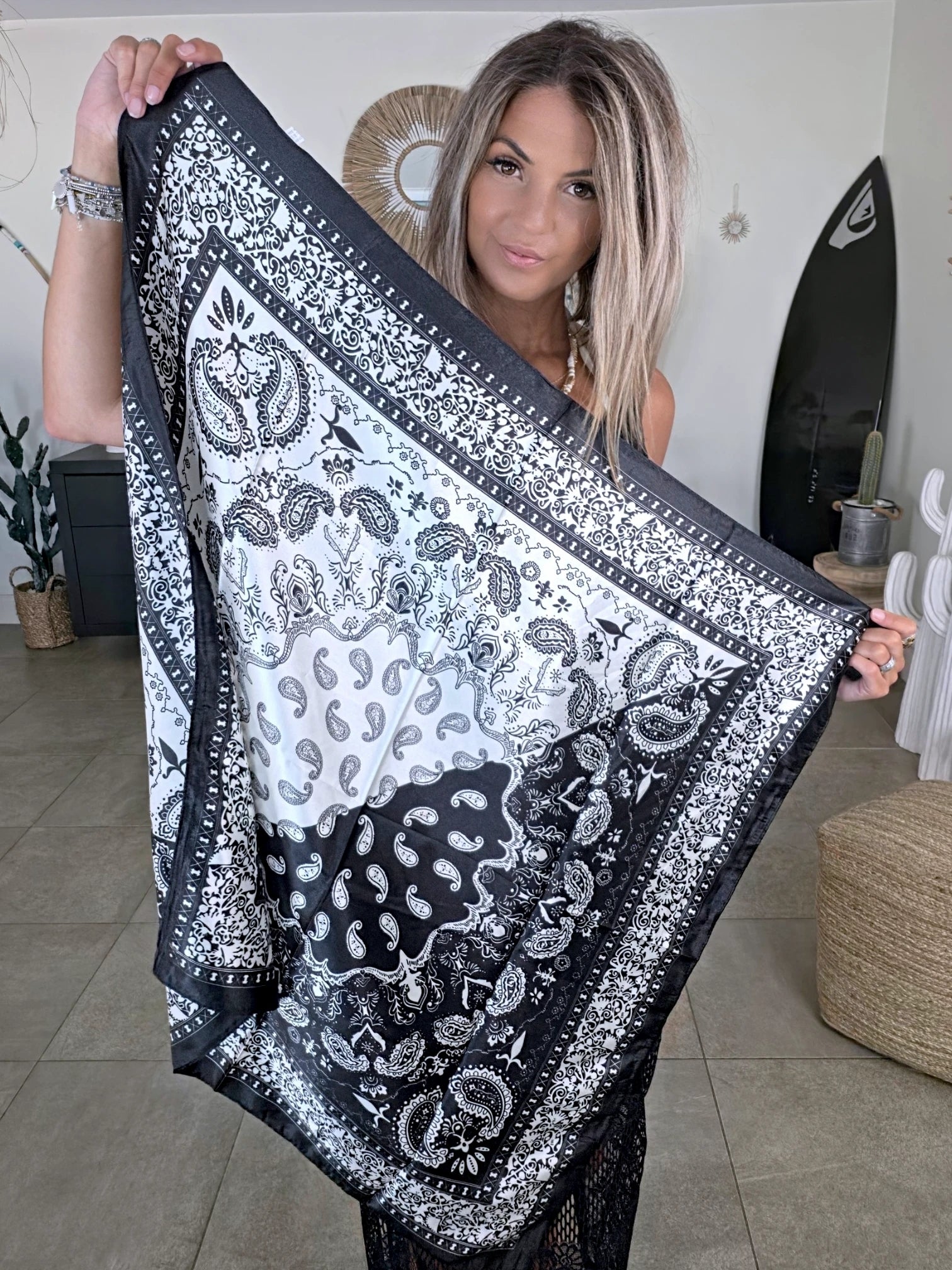 Foulard noir à imprimé bandana