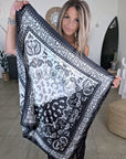 Foulard noir à imprimé bandana