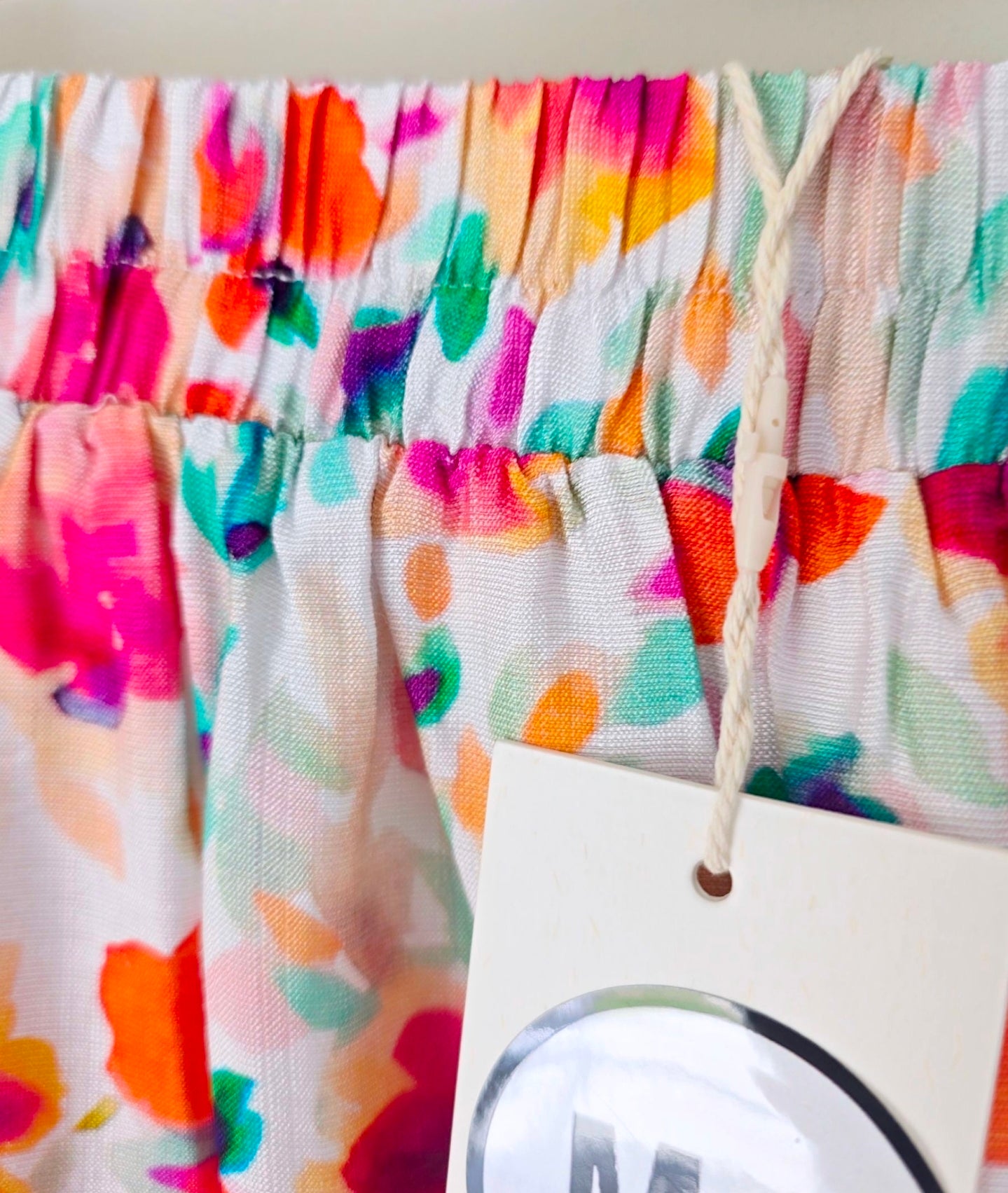 Jupe blanche à imprimé fleuri - 𝐌𝐚𝐫𝐢𝐧𝐚𝟒𝟒𝐟𝐚𝐦𝐢𝐥𝐲
