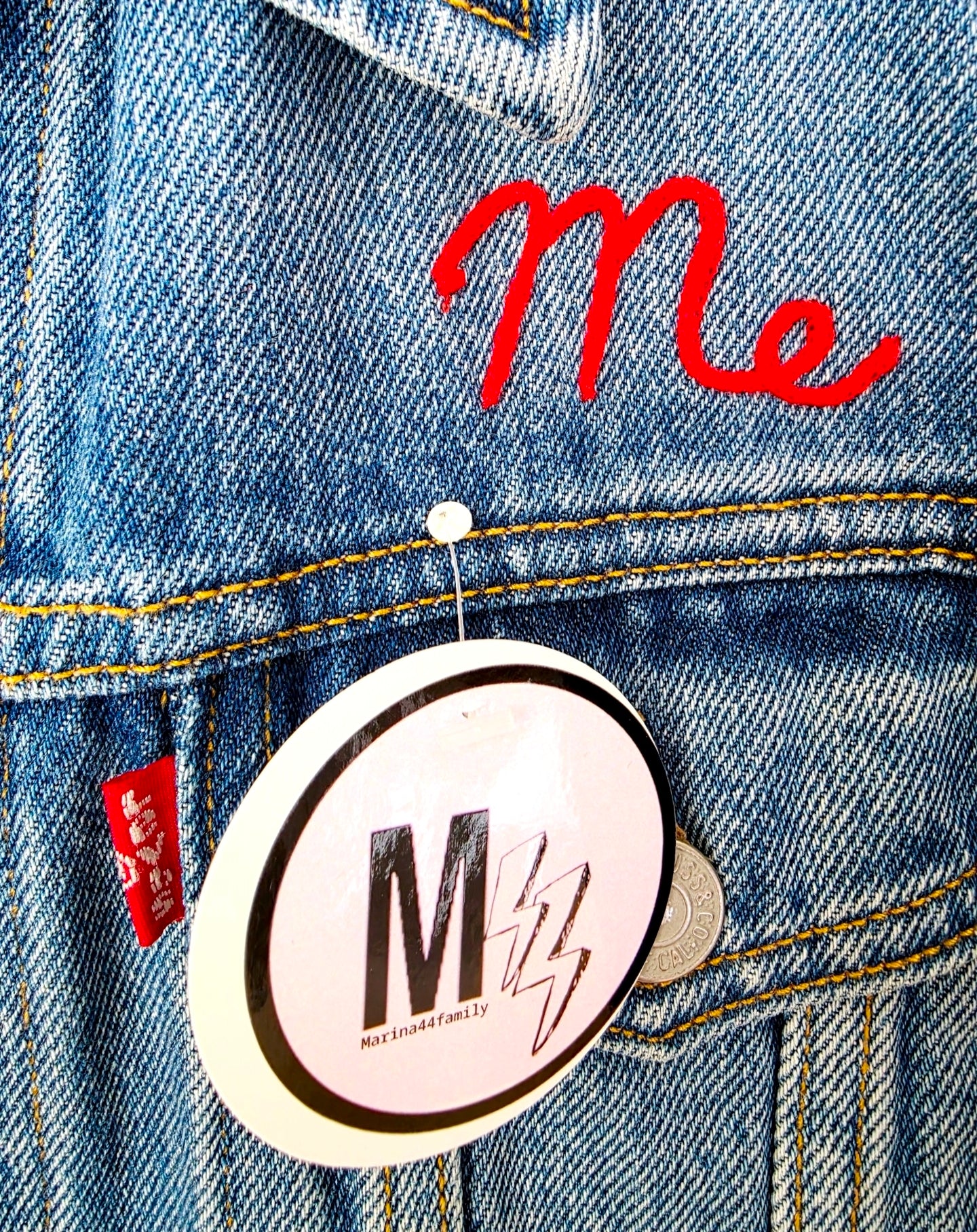 Veste en jean à inscriptions - 𝐌𝐚𝐫𝐢𝐧𝐚𝟒𝟒𝐟𝐚𝐦𝐢𝐥𝐲