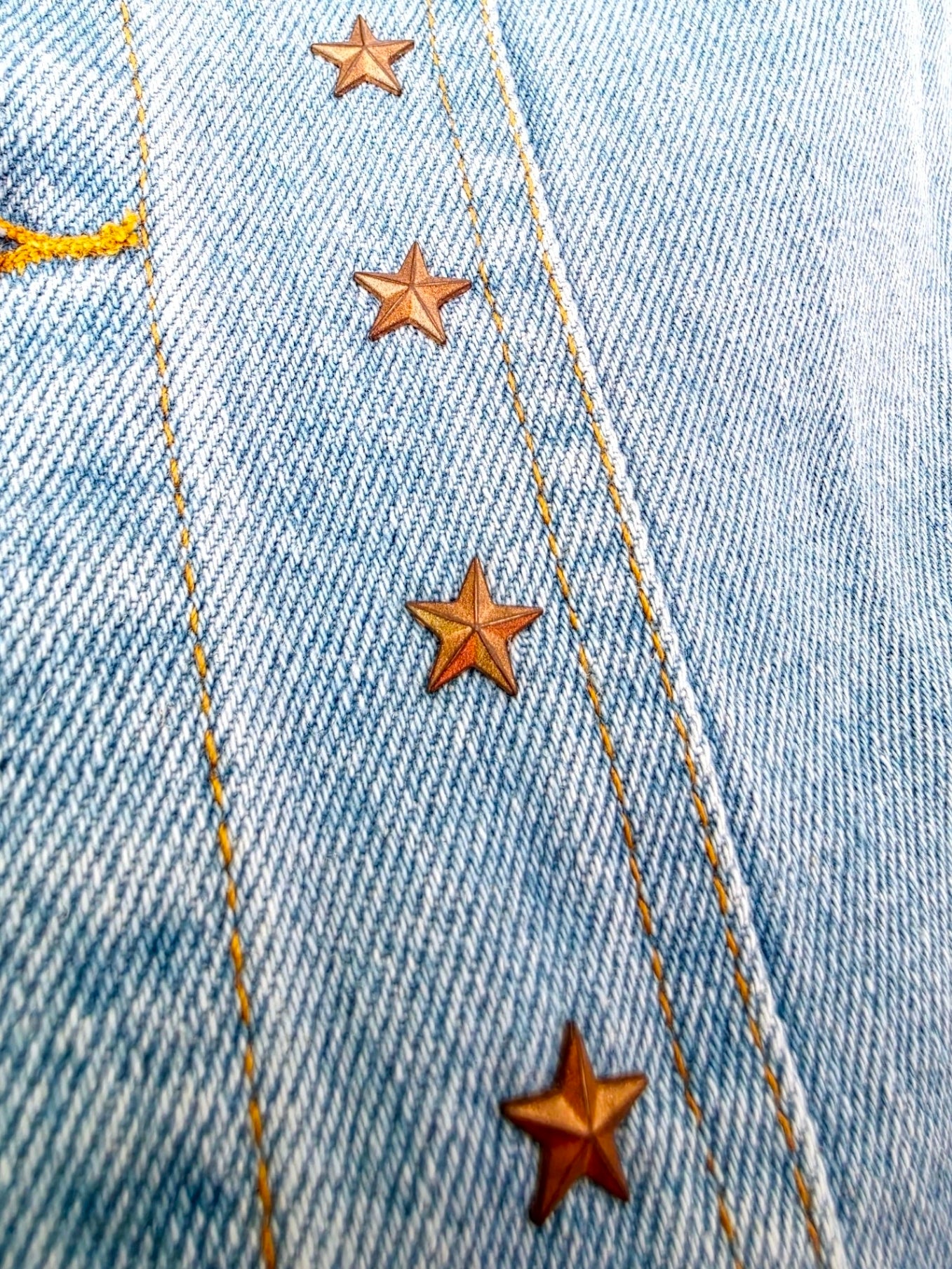 Veste en jean à inscriptions en perles