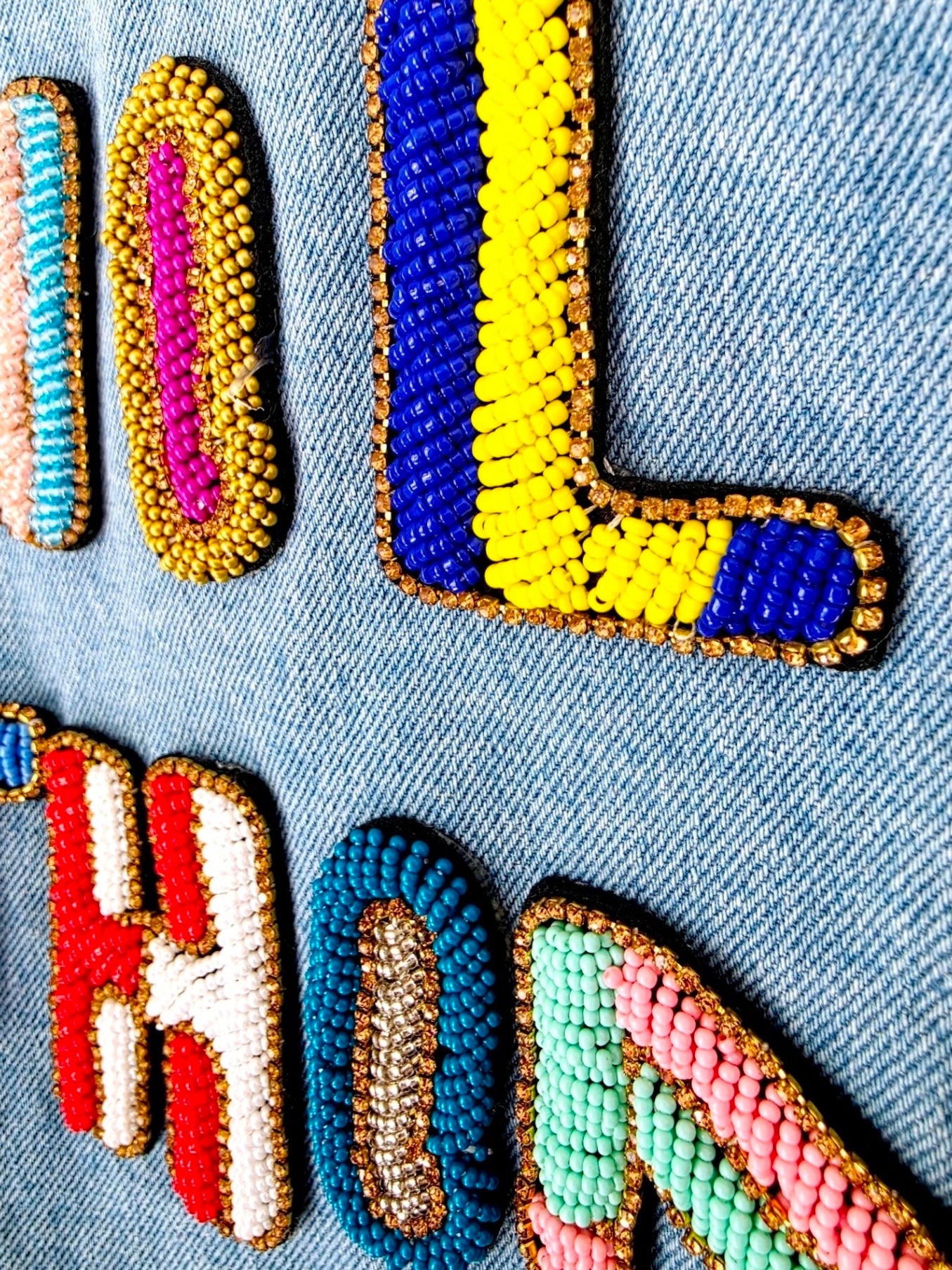 Veste en jean à inscriptions en perles