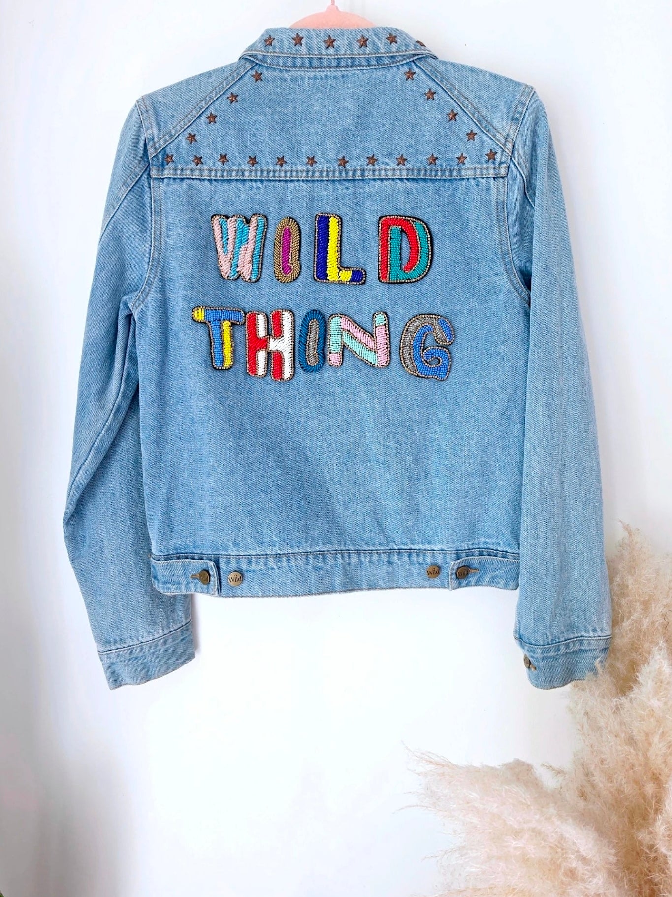Veste en jean à inscriptions en perles