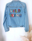 Veste en jean à inscriptions en perles