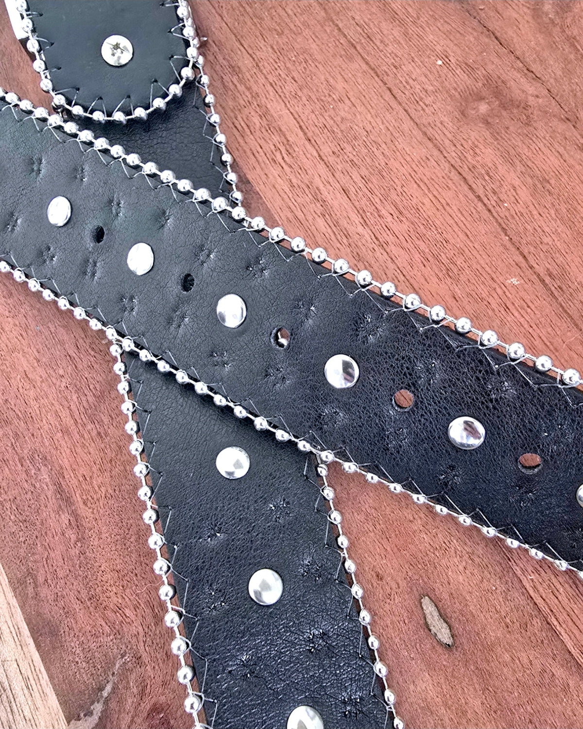 Ceinture noire à clous en strass rock - 𝐌𝐚𝐫𝐢𝐧𝐚𝟒𝟒𝐟𝐚𝐦𝐢𝐥𝐲