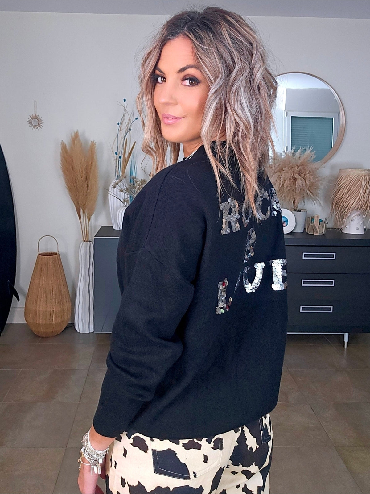 Pull noir à inscriptions au dos - 𝐌𝐚𝐫𝐢𝐧𝐚𝟒𝟒𝐟𝐚𝐦𝐢𝐥𝐲