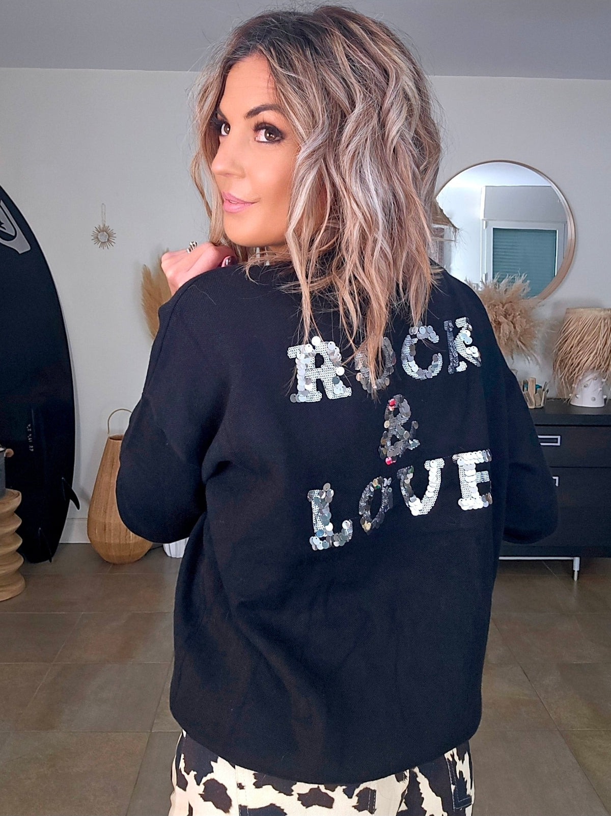 Pull noir à inscriptions au dos - 𝐌𝐚𝐫𝐢𝐧𝐚𝟒𝟒𝐟𝐚𝐦𝐢𝐥𝐲