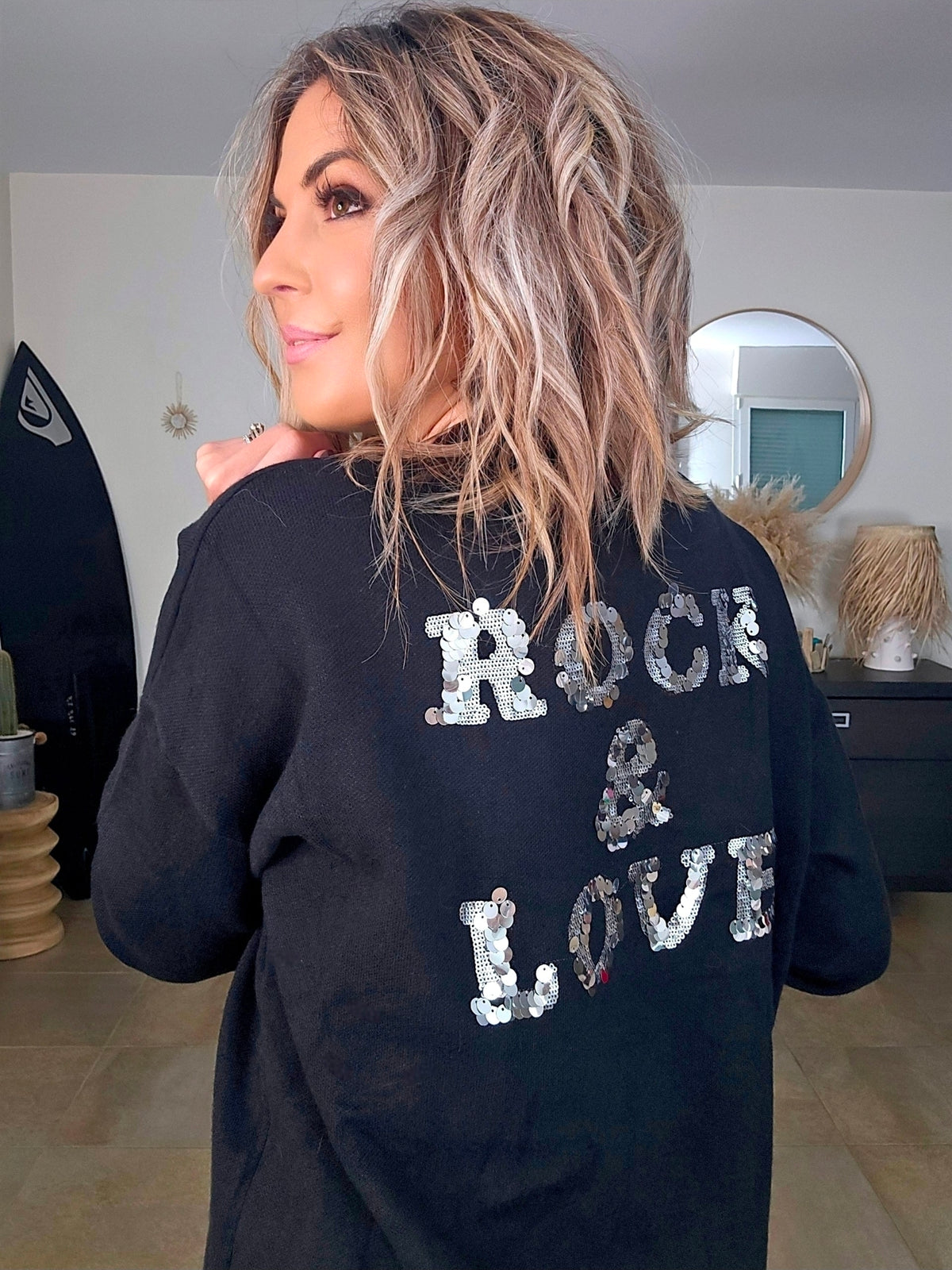 Pull noir à inscriptions au dos - 𝐌𝐚𝐫𝐢𝐧𝐚𝟒𝟒𝐟𝐚𝐦𝐢𝐥𝐲