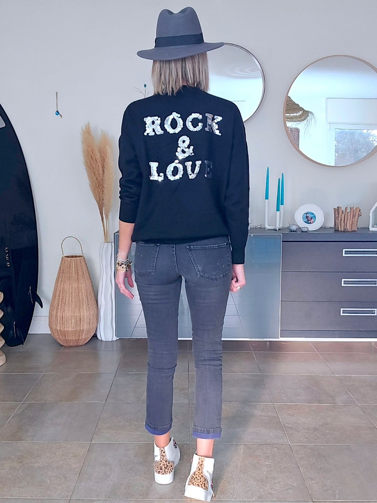 Pull noir à inscriptions au dos - 𝐌𝐚𝐫𝐢𝐧𝐚𝟒𝟒𝐟𝐚𝐦𝐢𝐥𝐲