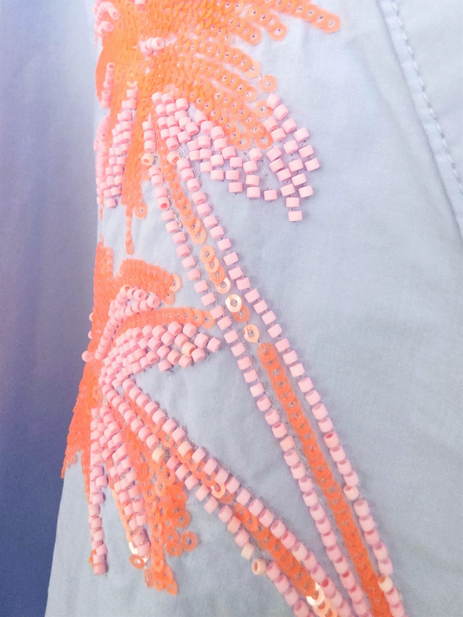 Chemise bleu ciel à palmiers orange fluo