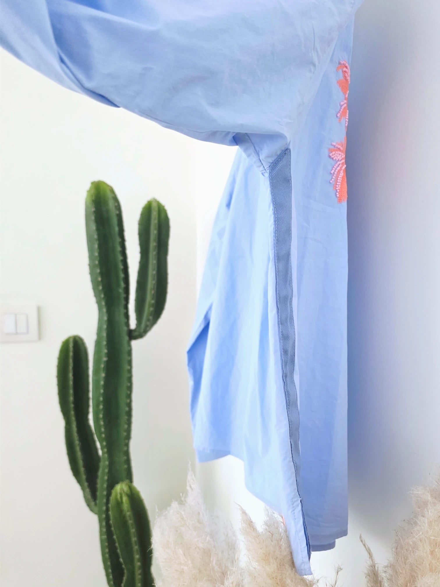 Chemise bleu ciel à palmiers orange fluo