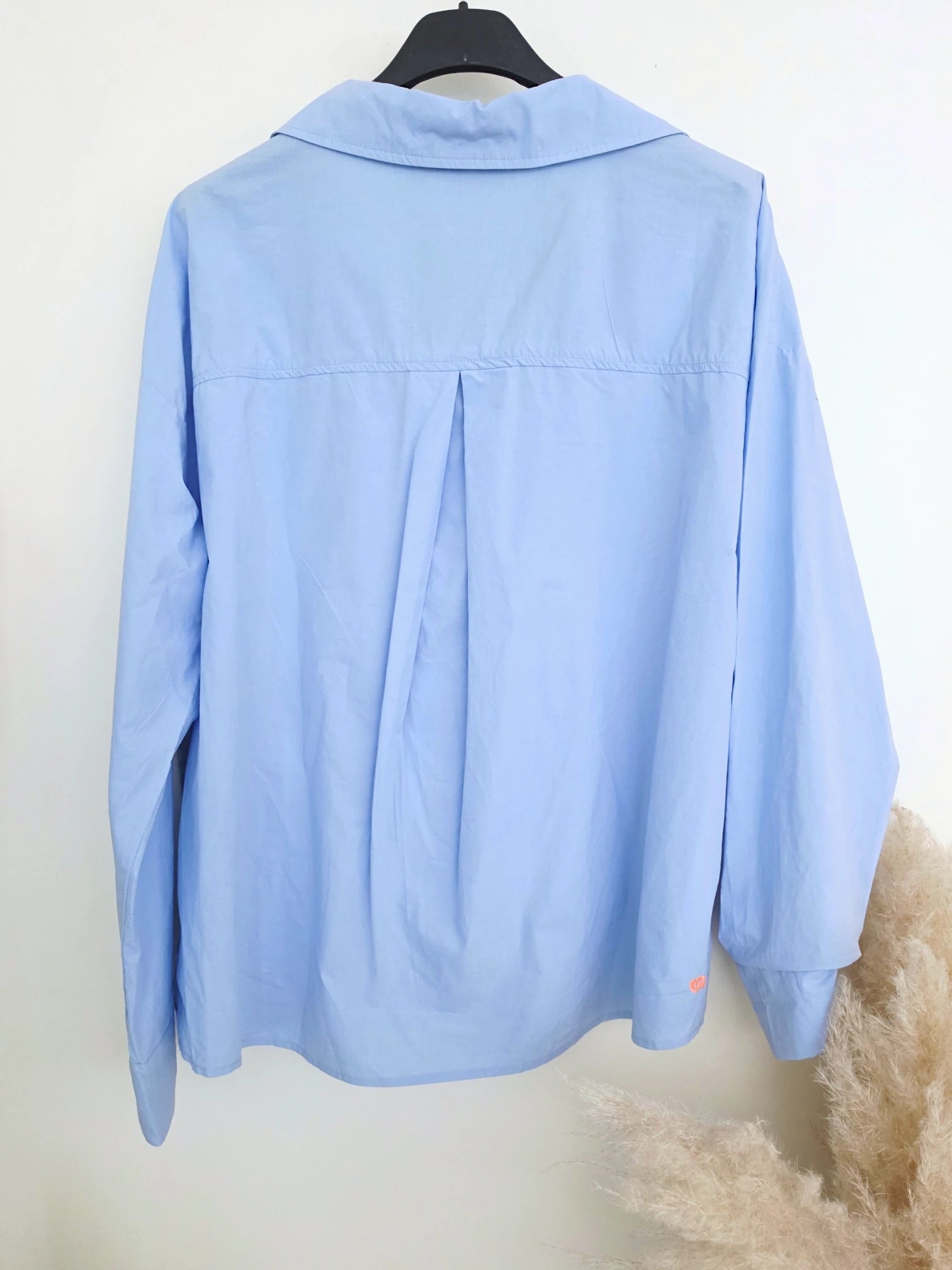 Chemise bleu ciel à palmiers orange fluo